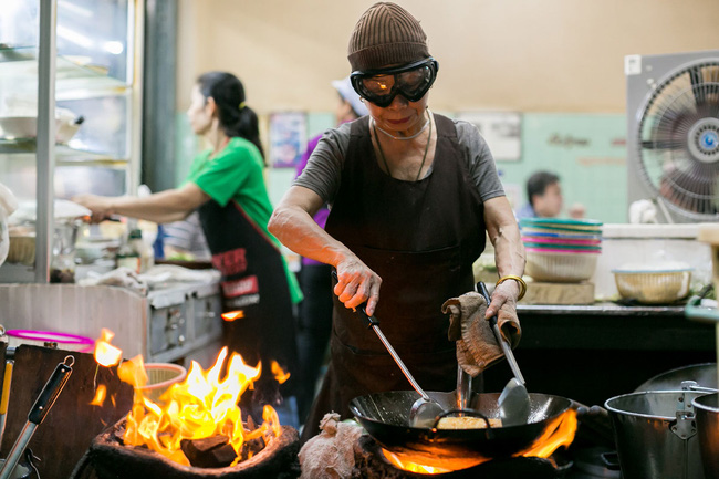 Raan Jay Fai là Quán ăn đường phố này nằm ở khu chợ trung tâm Bangkok