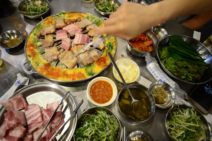 Một bàn tiệc nướng Bulgogi kiểu Hàn ở Insa-dong