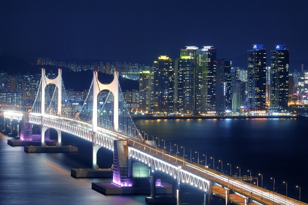 Từ bờ biển Gwanglli có thể ngắm trọn vẹn cây cầu treo dài nhất xứ sở kim chi