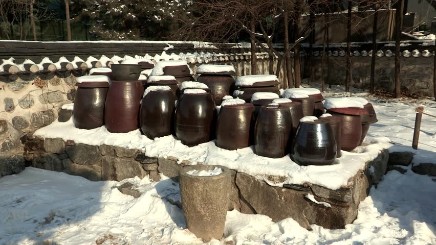 Khu ủ rượu đầy cổ xưa ở làng dân tộc