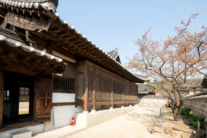Làng cổ Hanok Namsan vào mùa lá đỏ
