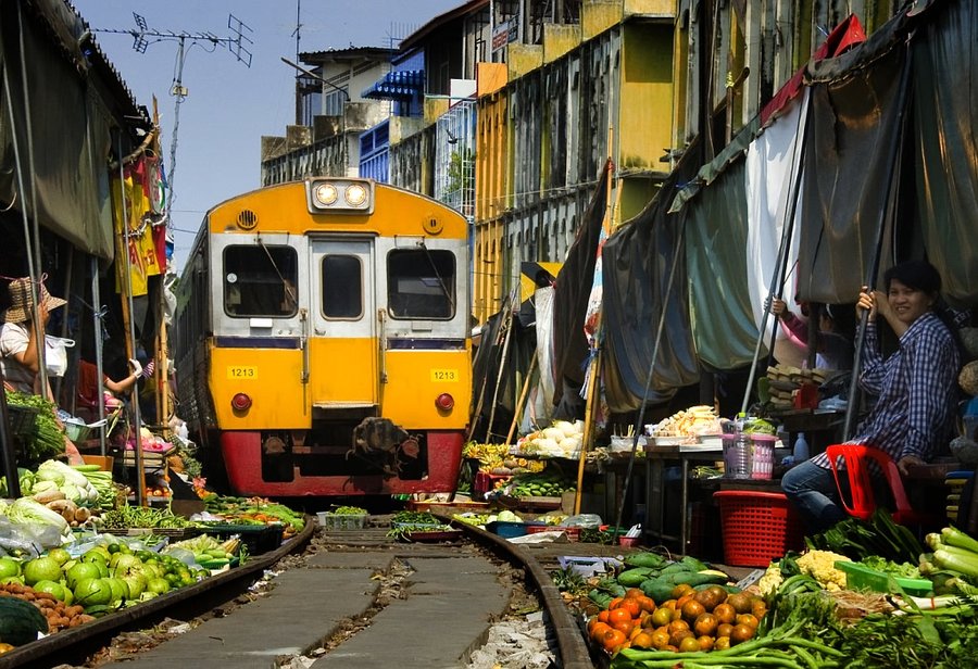 Chợ Maeklong hay còn được gọi với cái tên gần gũi là “chợ đường sắt”