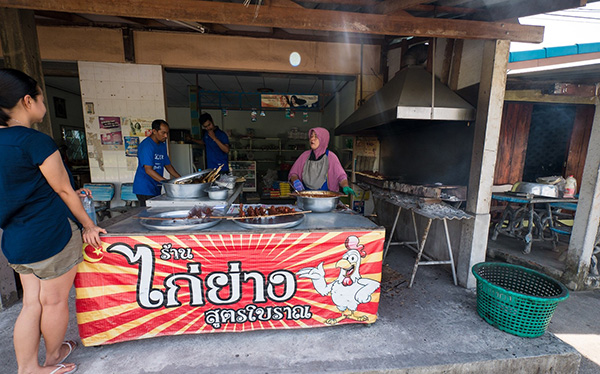 Món Thịt gà xiên nướng phủ nước cốt dừa được bán tại quán Gai Yang Galae Hua Sa