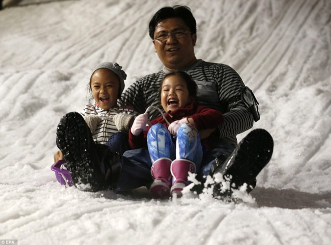 Khuôn mặt sáng bừng của những em bé khi được trải nghiệm khung cảnh màu nhiệm ở Snow Town vừa được mở cửa vào tháng 7.