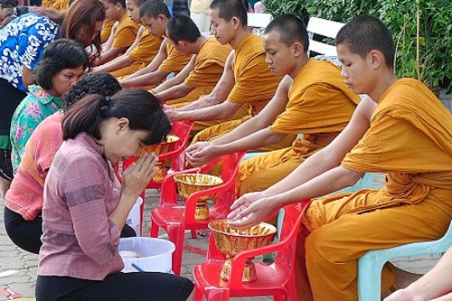 Người Thái Lan gọi ngày Tết cổ truyền mừng năm mới là Songkran