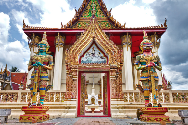 Ngôi chùa Wat Bang Phra nằm ở huyện Nakhon Chai Si của tỉnh Nakhon Pahom, cách thủ đô Bangkok khoảng 60 km về phía tây.
